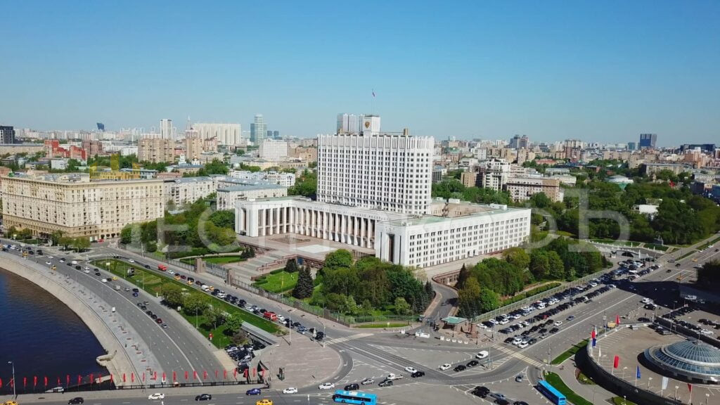 Белый дом рядом с ЖК Синатра