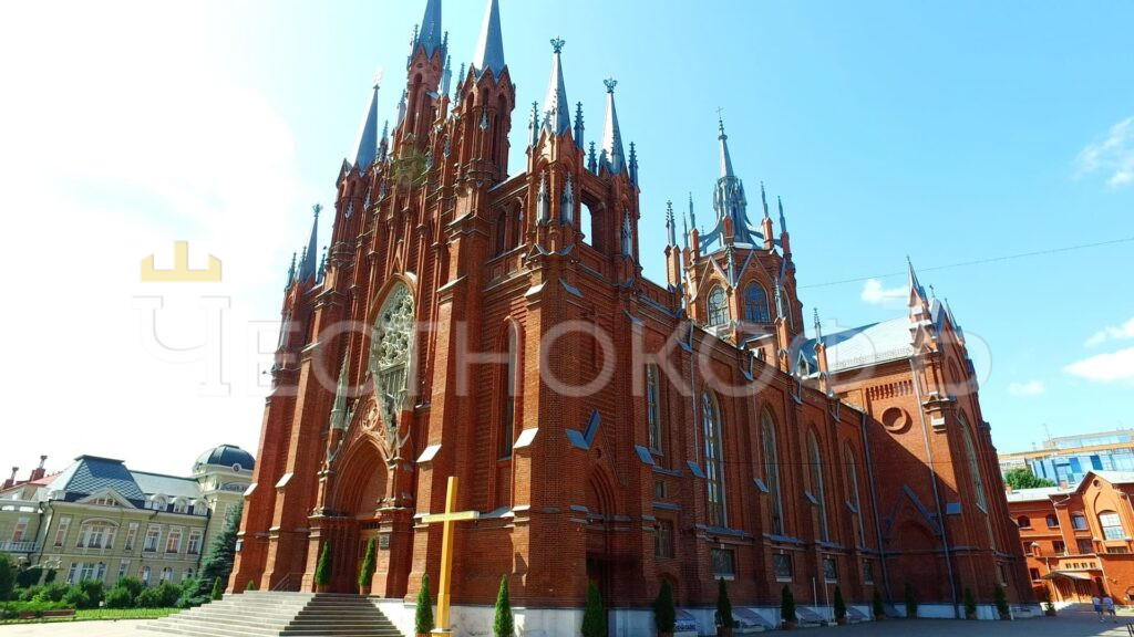Собор Непорочного Зачатия рядом с ЖК Синатра